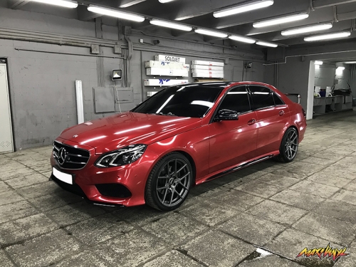 Полная оклейка Mercedes-Benz E class в красной металлик